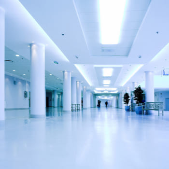 Голубо-белый коридор клиники