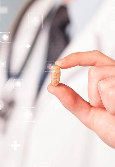 доктор держит таблетку в руке крупным планом