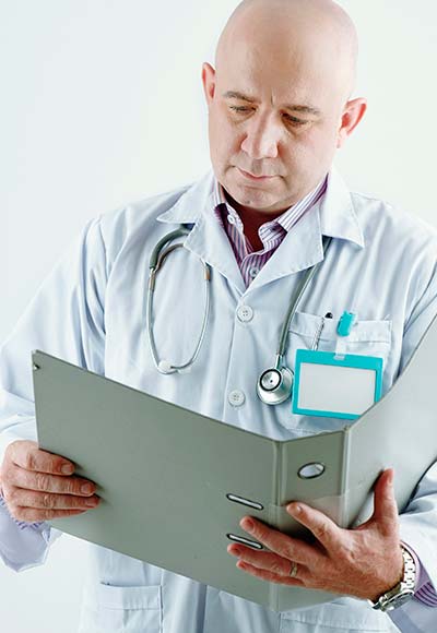 доктор в халате держит в раках обложку от папки
